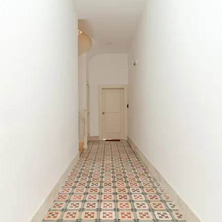 Spacious With Patio At Historic Center *