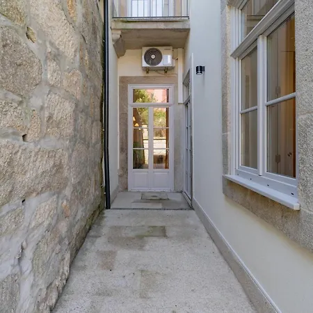 Spacious With Patio At Historic Center * 포르투