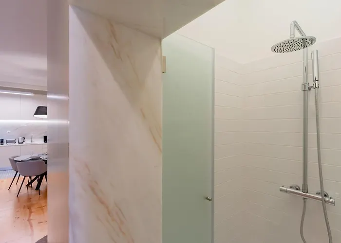 Spacious With Patio At Historic Center *